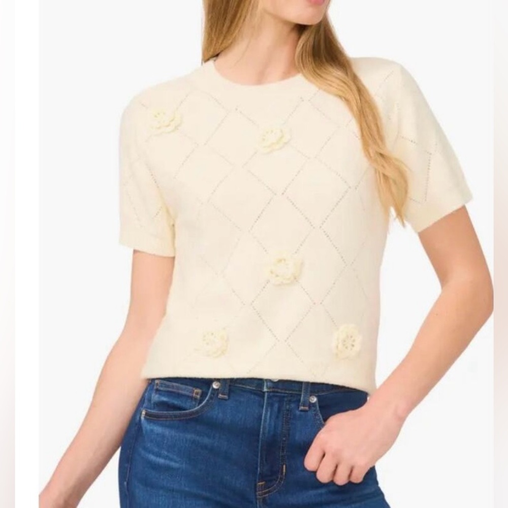 CeCe Cream Crew Neck Short Sleeve Sweater with Knitted Flowers Size S
